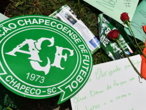 Escudo de Chapecoense, honrado durante homenaje a víctimas del accidente de avión. Captura de pantalla.