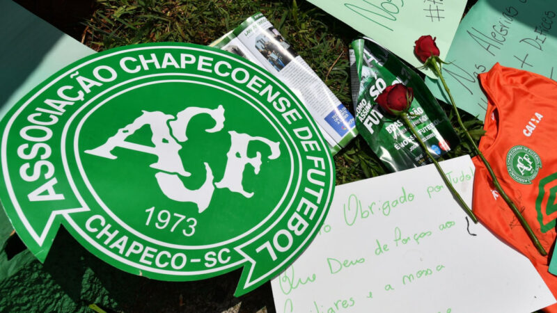 Escudo de Chapecoense, honrado durante homenaje a víctimas del accidente de avión. Captura de pantalla.
