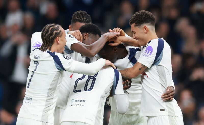 Micky Van de Ven y un gol para el Puskás "a lo Messi" Los jugadores del Tottenham celebran después de que su compañero Wilson Odobert (en el medio, de espaldas) anotara el 2-0 contra el Copenhague durante la Liga de Campeones en Londres. EFE/EPA/NEIL HALL