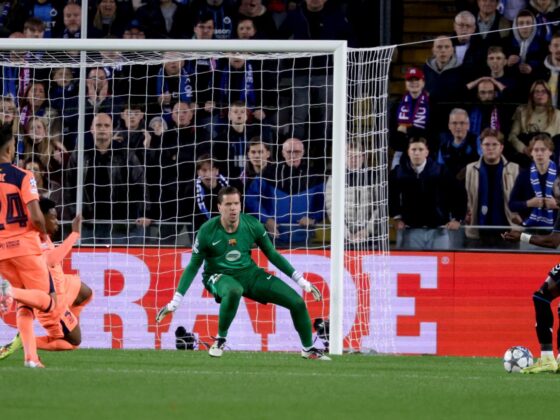 El jugador del Brujas Carlos Forbs (d) logra un gol durante el partido de la cuarta jornada de la UEFA Champions League que han jugado Club Brugge KV y FC Barcelona,en Brujas. EFE/EPA/OLIVIER MATTHYS
