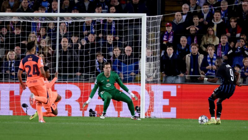 El jugador del Brujas Carlos Forbs (d) logra un gol durante el partido de la cuarta jornada de la UEFA Champions League que han jugado Club Brugge KV y FC Barcelona,en Brujas. EFE/EPA/OLIVIER MATTHYS