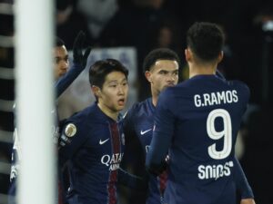 El jugador del PSG Lee Kang-In celebra el 1-0 durante el partido de la Ligue 1 que han jugado Paris Saint Germain (PSG) y Le Havre, en Parc des Princes de Paris, Francia. EFE/EPA/MOHAMMED BADRA