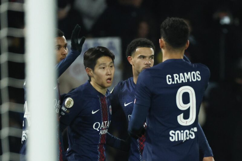 El jugador del PSG Lee Kang-In celebra el 1-0 durante el partido de la Ligue 1 que han jugado Paris Saint Germain (PSG) y Le Havre, en Parc des Princes de Paris, Francia. EFE/EPA/MOHAMMED BADRA