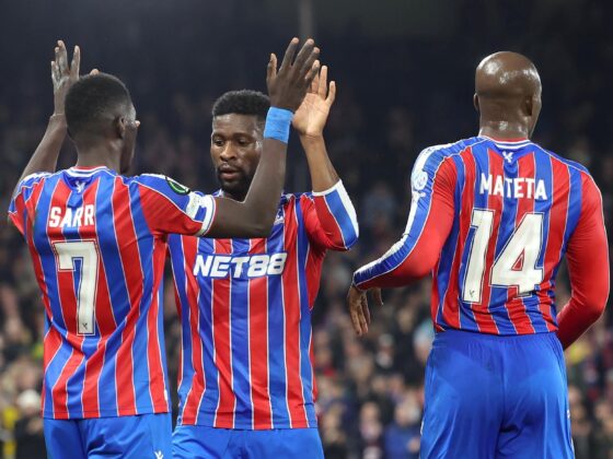 Ismaila Sarr (i), del Crystal Palace, celebra con sus compañeros Jefferson Lerma (c) y Jean-Philippe Mateta tras marcar el segundo gol de su equipo en el partido contra el AZ Alkmaar, correspondiente a la Liga Conferencia, disputado este jueves. EFE/ ANDY RAIN