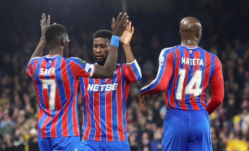 Ismaila Sarr (i), del Crystal Palace, celebra con sus compañeros Jefferson Lerma (c) y Jean-Philippe Mateta tras marcar el segundo gol de su equipo en el partido contra el AZ Alkmaar, correspondiente a la Liga Conferencia, disputado este jueves. EFE/ ANDY RAIN