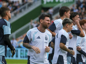 Lionel Messi (c), durante el entrenamiento de la selección argentina realizado en el estadio Martínez Valero previo al amistoso ante Angola que disputan mañana viernes en el país africano. EFE/Pablo Miranzo
