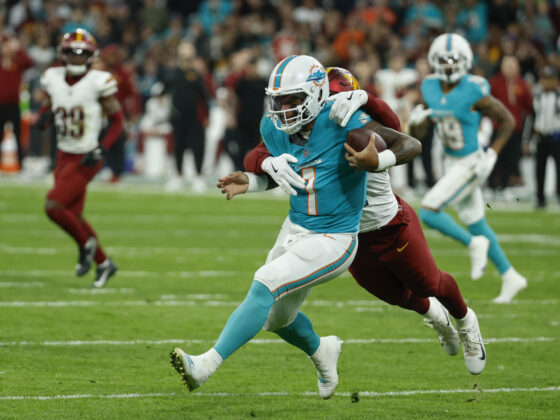 El quarterback de los Miami Dolphins, Tua Tagovailoa, durante el partido de liga regular de la Liga de Fútbol Americano (NFL), que este domingo le ganó su equipo a los Washington Commanders (16-13) en el Estadio Santiago Bernabéu. EFE/JuanJo Martín