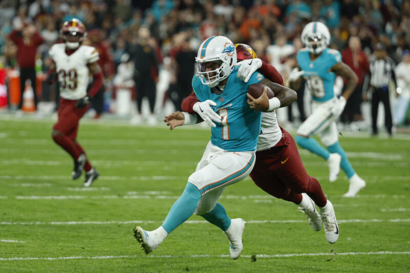 El quarterback de los Miami Dolphins, Tua Tagovailoa, durante el partido de liga regular de la Liga de Fútbol Americano (NFL), que este domingo le ganó su equipo a los Washington Commanders (16-13) en el Estadio Santiago Bernabéu. EFE/JuanJo Martín