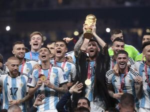 Lionel Messi (c) y los jugadores de Argentina posan con el trofeo de la Copa del Mundo tras ser campeones del mundo en la final del Mundial de Fútbol Qatar 2022 entre Argentina y Francia en el estadio de Lusail (Catar). EFE/Juan Ignacio Roncoroni