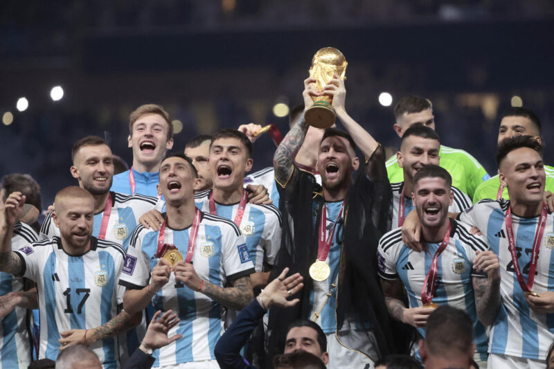 Lionel Messi (c) y los jugadores de Argentina posan con el trofeo de la Copa del Mundo tras ser campeones del mundo en la final del Mundial de Fútbol Qatar 2022 entre Argentina y Francia en el estadio de Lusail (Catar). EFE/Juan Ignacio Roncoroni