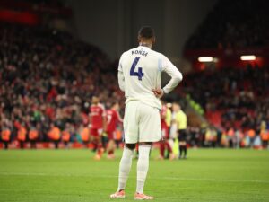 Ezri Konsa, del Aston Villa, se lamenta durante el partido de la Premier League que han jugado Liverpool FC y Aston Villa FC, en Liverpool, Reino Unido. EFE/EPA/ADAM VAUGHAN