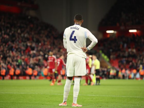 Ezri Konsa, del Aston Villa, se lamenta durante el partido de la Premier League que han jugado Liverpool FC y Aston Villa FC, en Liverpool, Reino Unido. EFE/EPA/ADAM VAUGHAN