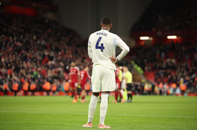 Ezri Konsa, del Aston Villa, se lamenta durante el partido de la Premier League que han jugado Liverpool FC y Aston Villa FC, en Liverpool, Reino Unido. EFE/EPA/ADAM VAUGHAN
