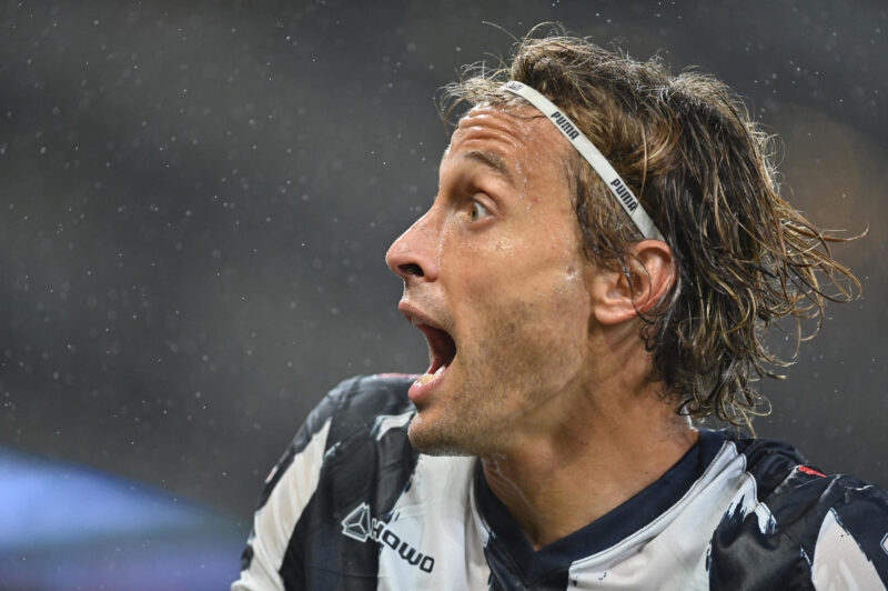 Sergio Canales de Monterrey reacciona este miércoles, en el partido de ida de los cuartos de final de la Liga MX entre Monterrey y América en el estadio BBVA, en Guadalupe (México). EFE/ Miguel Sierra