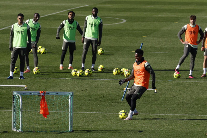 Vinicius Jr. habría lanzado un ultimátum al Real Madrid Antonio Rudiger (3-d) observa junto a sus compañeros a Vinicius Jr, durante el entrenamiento del Real Madrid realizado este sábado en la Ciudad Deportiva de Valdebebas. EFE/J.J. Guillén