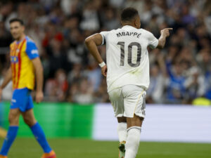 El delantero francés del Real Madrid, Kylian Mbappé, celebra el segundo gol de su equipo durante el partido de LaLiga entre el Real Madrid y el Valencia, en el estadio Santiago Bernabéu. EFE/Javier Lizon