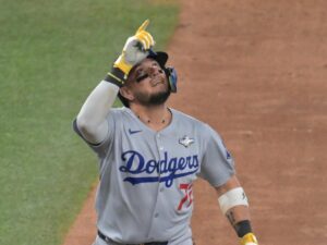 El venezolano Miguel Rojas conectó este sábado un jonrón solitario que abrió el camino a Los Angeles Dodgers para la conqista, por segundo año consecutivo, de la Serie Mundial. EFE/EPA/EDUARDO LIMA