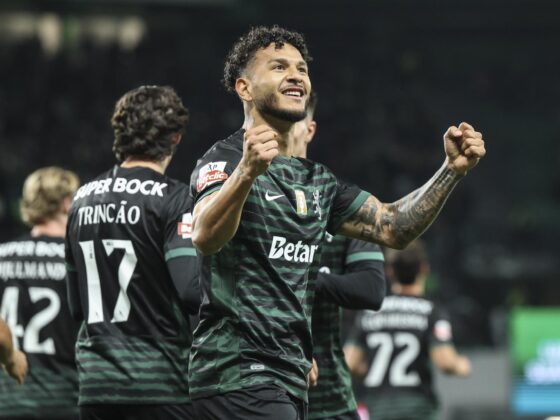 El jugador del Sporting Luis Suarez celebra un gol durante el partido de la Liga Portuguesa que han jugado Sporting CP y Estrela da Amadora en Lisboa, Portugal. EFE/EPA/MIGUEL A. LOPES