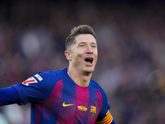 El delantero polaco del Barcelona Robert Lewandowski celebra la consecución del primer gol de su equipo durante el partido de LaLiga entre el Barcelona y el Athletic Club, este sábado en el Camp Nou. EFE/ Siu Wu