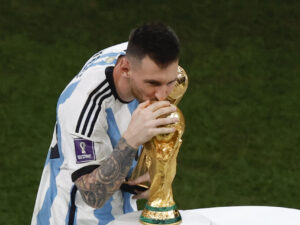 Lionel Messi de Argentina besa el trofeo de la Copa Mundial de Fútbol Qatar 2022, tras imponerse Argentina a Francia la final disputada en el estadio de Lusail (Catar). EFE/ Alberto Estevez Mundial 2026