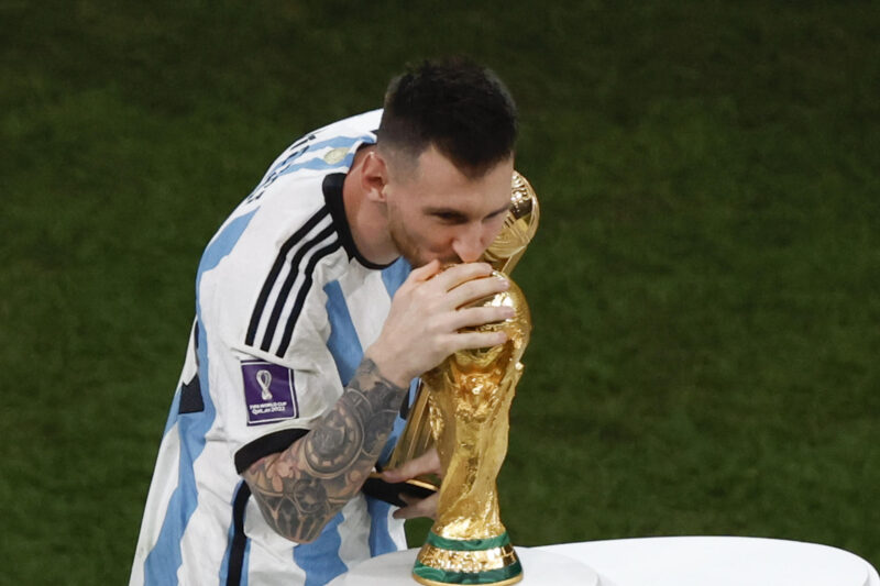 Lionel Messi de Argentina besa el trofeo de la Copa Mundial de Fútbol Qatar 2022, tras imponerse Argentina a Francia la final disputada en el estadio de Lusail (Catar). EFE/ Alberto Estevez