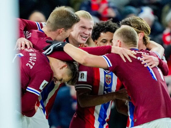 El delantero Erling Braut Haaland celebra con sus compañeros el 4-0 logrado por Noruega sobre Estonia en el partido correspondiente a la fase de clasificación europea para el Mundial 2026. EFE/ Fredrik Varfjell *NORWAY OUT*