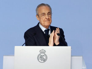 El presidente del Real Madrid, Florentino Pérez, interviene en la asamblea general ordinaria del club en Madrid. Una reunión de los socios compromisarios para avanzar en el proyecto de gran cambio de su modelo societario y aprobar los datos económicos, que superan los mil millones de euros de ingresos en el último ejercicio. EFE/ Rodrigo Jiménez