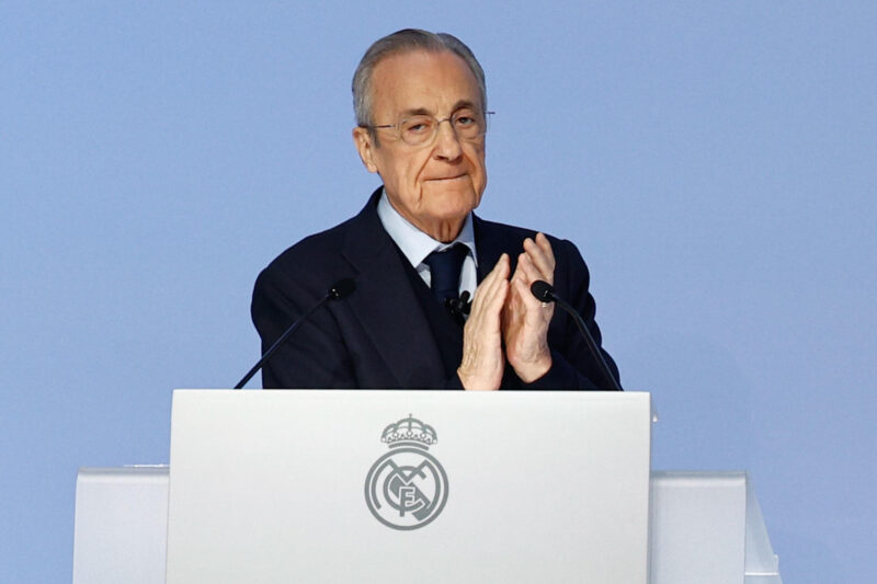 El presidente del Real Madrid, Florentino Pérez, interviene en la asamblea general ordinaria del club en Madrid. Una reunión de los socios compromisarios para avanzar en el proyecto de gran cambio de su modelo societario y aprobar los datos económicos, que superan los mil millones de euros de ingresos en el último ejercicio. EFE/ Rodrigo Jiménez