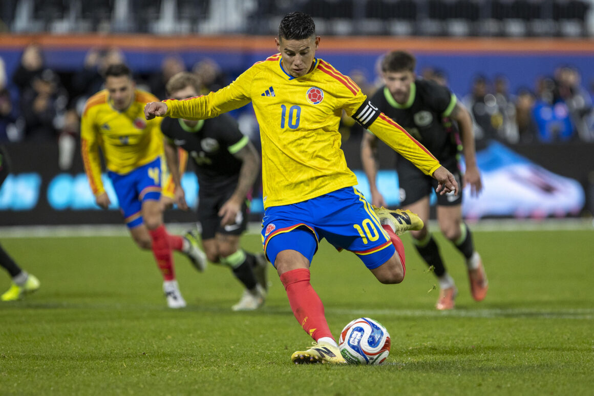 James Rodríguez, de Colombia, patea un penalti en un partido amistoso entre las selecciones de Colombia y Australia en el estadio Citi Field, en Nueva York (Estados Unidos). EFE/Angel Colmenares