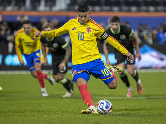 James Rodríguez, de Colombia, patea un penalti en un partido amistoso entre las selecciones de Colombia y Australia en el estadio Citi Field, en Nueva York (Estados Unidos). EFE/Angel Colmenares