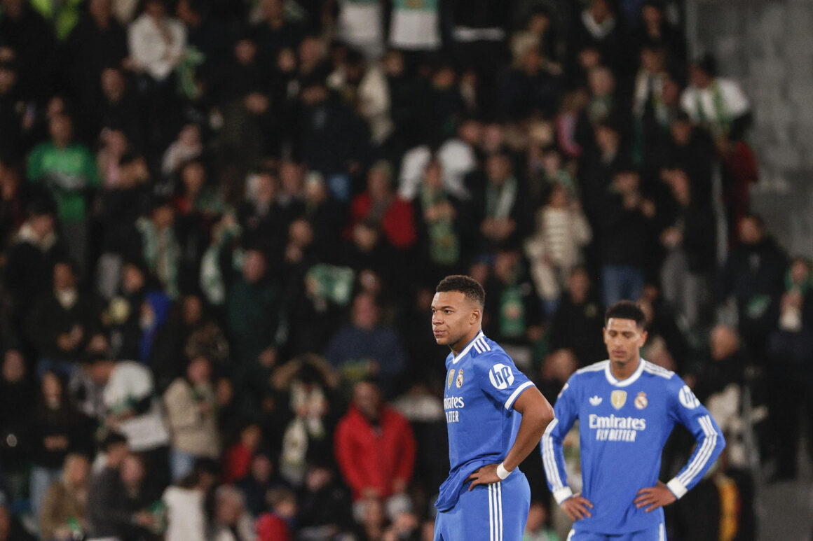 El delantero del Real Madrid Kylian Mbappé (i) y Jude Bellingham tras el gol del Elche durante el partido de la jornada 13 de LaLiga entre el Elche CF y el Real Madrid, este domingo en el estadio Martínez Valero. EFE/Manuel Bruque