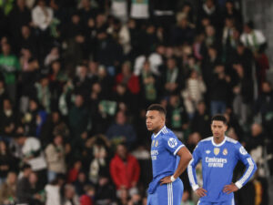 El delantero del Real Madrid Kylian Mbappé (i) y Jude Bellingham tras el gol del Elche durante el partido de la jornada 13 de LaLiga entre el Elche CF y el Real Madrid, este domingo en el estadio Martínez Valero. EFE/Manuel Bruque