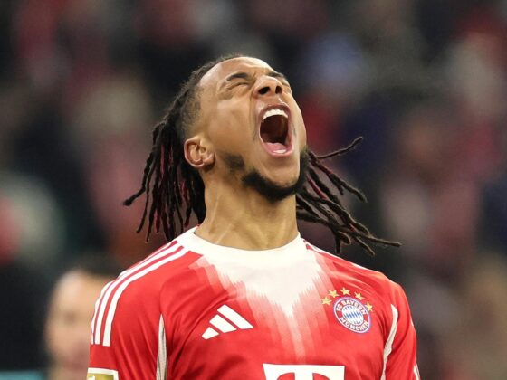 Michael Olise durante el partido de la Bundesliga que han jugado FC Bayern Munich y SC Freiburg en Munich, Alemania. EFE/EPA/RONALD WITTEK