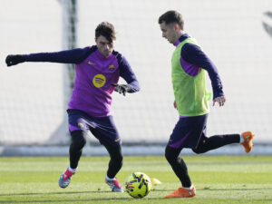 .- Los jugadores del FC Barcelona Pedri Gonzalez (i) y Marc Casadó (d) durante el entrenamiento que el equipo azulgrana ha llevado a cabo en el ciudad deportiva Joan Gamper para preparar el partido de LaLiga que mañana disputarán ante el Alavés en el Camp Nou. EFE/Enric Fontcuberta.