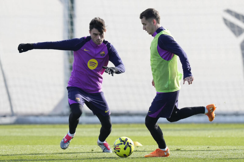 .- Los jugadores del FC Barcelona Pedri Gonzalez (i) y Marc Casadó (d) durante el entrenamiento que el equipo azulgrana ha llevado a cabo en el ciudad deportiva Joan Gamper para preparar el partido de LaLiga que mañana disputarán ante el Alavés en el Camp Nou. EFE/Enric Fontcuberta.