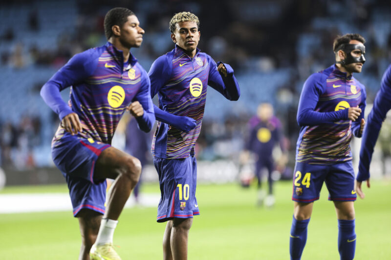 El delantero del Barcelona Lamine Yamal (c) calienta previo al encuentro correspondiente a la jornada 12 de Laliga EA Sports que disputan el Celta de Vigo y el FC Barcelona este domingo en el estadio de Balaidos, en Vigo. EFE/ Salvador Sas