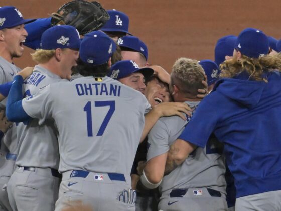 Jugadores de Los Angeles Dodgers celebran este sábado la conquista en Toronto de la Serie Mundial por segundo año consecutivo. EFE/EPA/EDUARDO LIMA