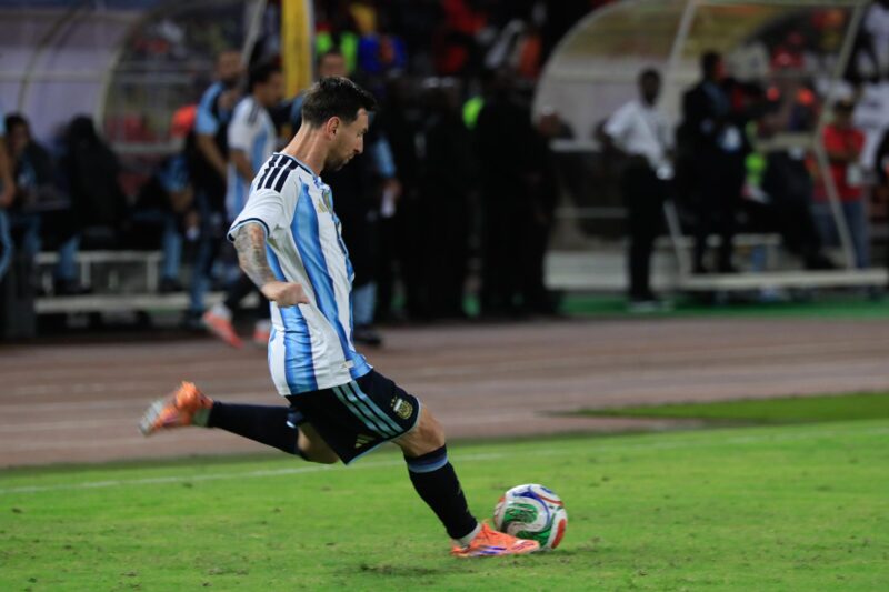 El argentino Lionel Messi en acción durante el partido amistoso de fútbol internacional entre Angola y Argentina en el Estadio Nacional de Luanda (Angola). EFE/AMPE ROGERIO