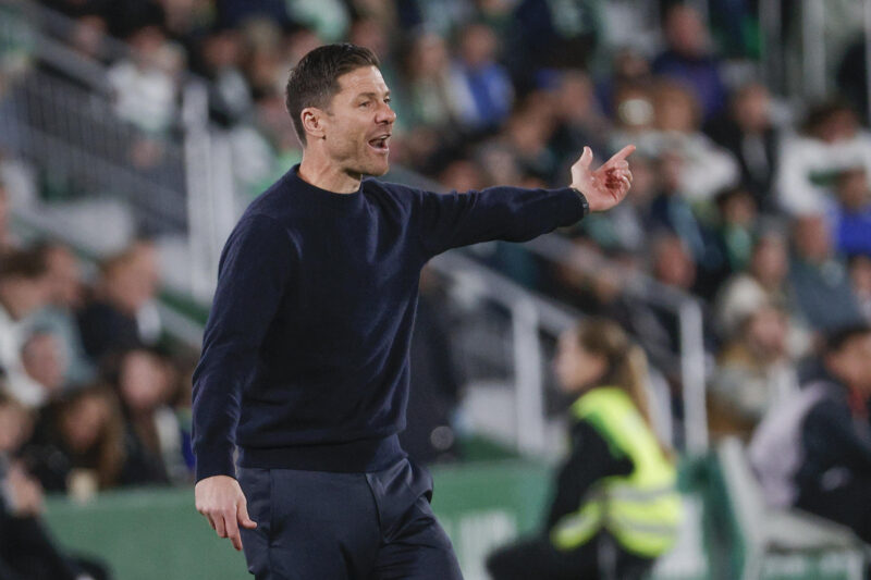 Confianza en Xabi Alonso: no hay ultimátum ante el Athletic de Bilbao El entrenador del Real Madrid Xabi Alonso durante el partido de la jornada 13 de LaLiga entre el Elche CF y el Real Madrid, en el estadio Martínez Valero. EFE/Manuel Bruque