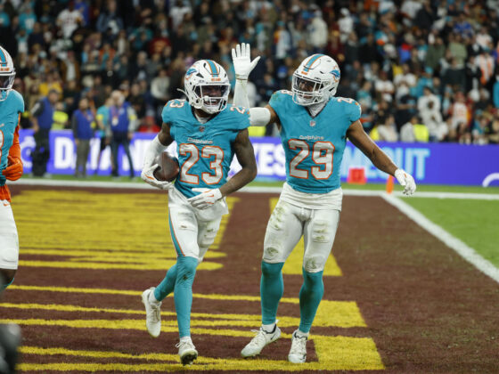 El jugador del Miami Dolphins Jack Jones (c), durante el partido de liga regular de la Liga de Fútbol Americano (NFL), que este domingo disputan los equipos Miami Dolphins y Washington Commanders, este domingo en el Estadio Santiago Bernabéu. EFE/JuanJo Martín