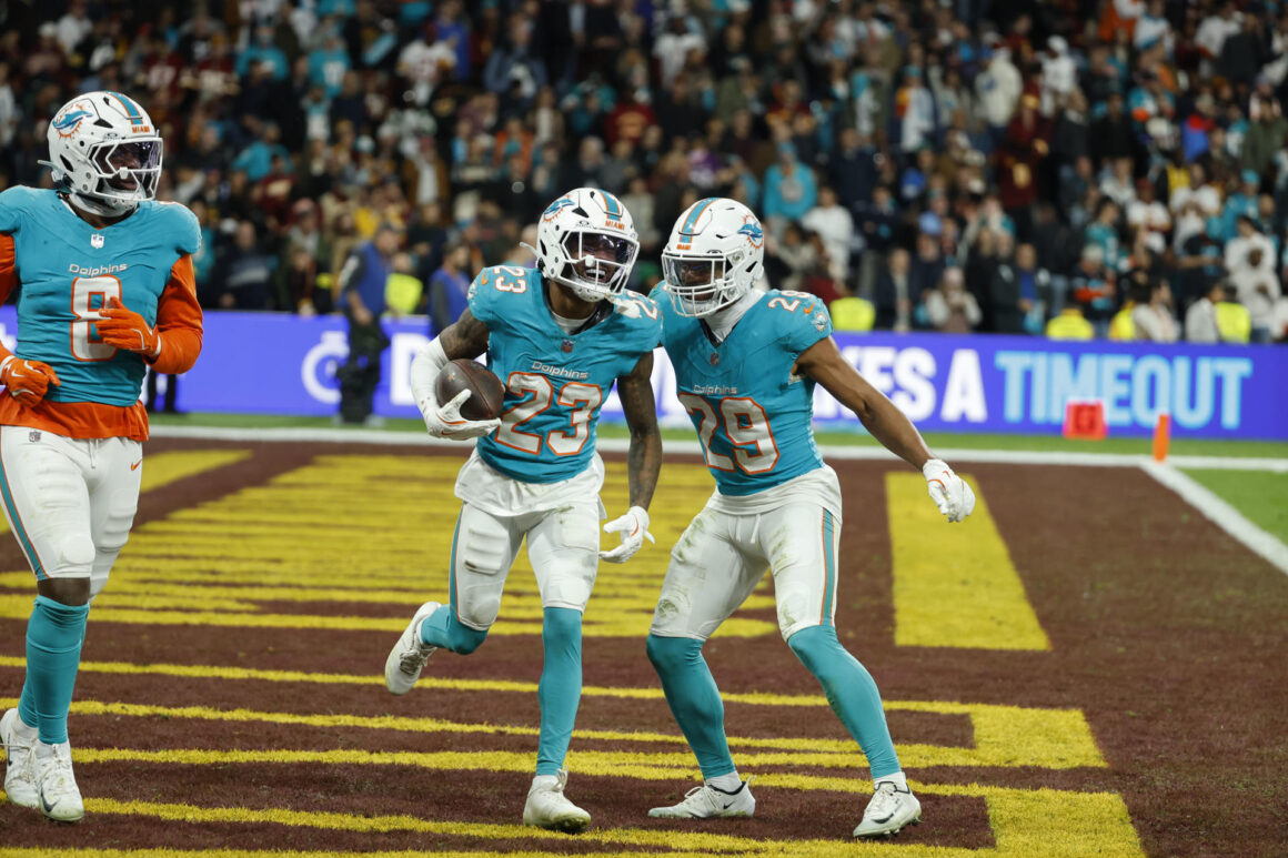 El jugador del Miami Dolphins Jack Jones (c), durante el partido de liga regular de la Liga de Fútbol Americano (NFL), que este domingo disputan los equipos Miami Dolphins y Washington Commanders, este domingo en el Estadio Santiago Bernabéu. EFE/JuanJo Martín
