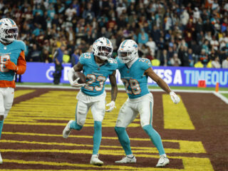 El jugador del Miami Dolphins Jack Jones (c), durante el partido de liga regular de la Liga de Fútbol Americano (NFL), que este domingo disputan los equipos Miami Dolphins y Washington Commanders, este domingo en el Estadio Santiago Bernabéu. EFE/JuanJo Martín
