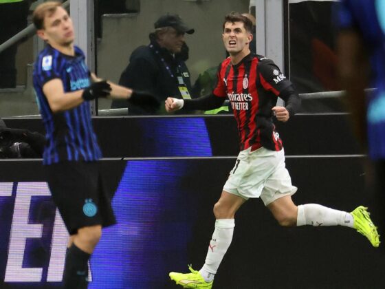 El jugador del AC Milan Christian Pulisic celebra el 1-0 durante el partido de la Serie A que han jugadon Inter y Milan en el Giuseppe Meazza stadium de Milan, Italia. EFE/EPA/MATTEO BAZZI