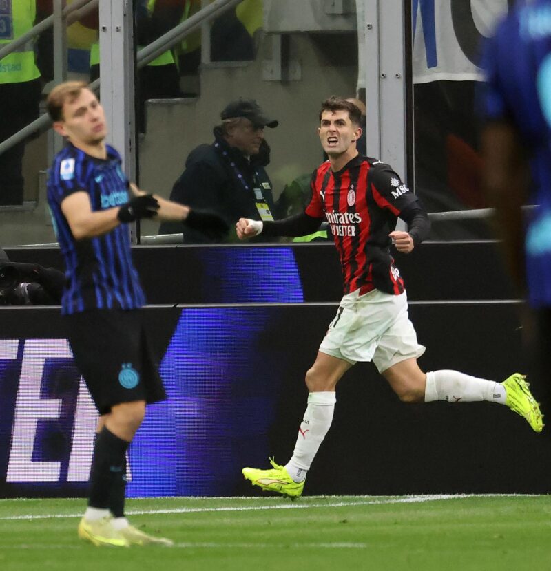 El jugador del AC Milan Christian Pulisic celebra el 1-0 durante el partido de la Serie A que han jugadon Inter y Milan en el Giuseppe Meazza stadium de Milan, Italia. EFE/EPA/MATTEO BAZZI