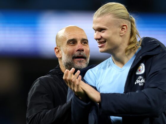 MANCHESTER (United Kingdom), 02/11/2025.- El entrenador del Manchester City Pep Guardiola (iz) conversa con Erling Haaland tras la victoria de este domingo ante el AFC Bournemouth EFE/EPA/ADAM VAUGHAN