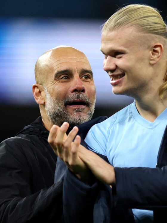 MANCHESTER (United Kingdom), 02/11/2025.- El entrenador del Manchester City Pep Guardiola (iz) conversa con Erling Haaland tras la victoria de este domingo ante el AFC Bournemouth EFE/EPA/ADAM VAUGHAN