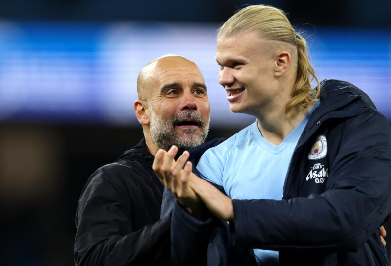 MANCHESTER (United Kingdom), 02/11/2025.- El entrenador del Manchester City Pep Guardiola (iz) conversa con Erling Haaland tras la victoria de este domingo ante el AFC Bournemouth EFE/EPA/ADAM VAUGHAN