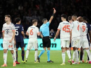 El árbitro muestra la tarjeta roja a Luis Díaz, del Bayern Múnich, durante el partido de la Liga de Campeones ante el PSG en París. EFE/EPA/CHRISTOPHE PETIT TESSON