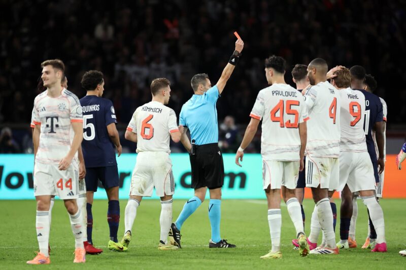 El árbitro muestra la tarjeta roja a Luis Díaz, del Bayern Múnich, durante el partido de la Liga de Campeones ante el PSG en París. EFE/EPA/CHRISTOPHE PETIT TESSON