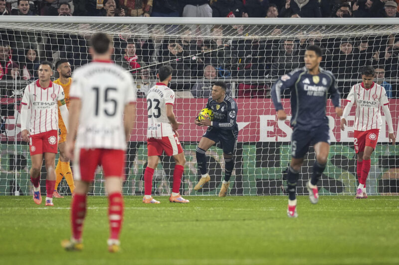 El delantero francés del Real Madrid, Kylian Mbappé, tras conseguir el primer gol del equipo madridista durante el encuentro correspondiente a la jornada 14 de Laliga EA Sports que disputaron Girona y Real Madrid en el estadio Montilivi, en Girona. EFE / David Borrat.